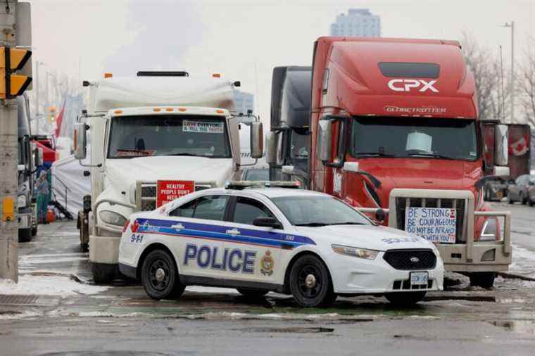 Les entreprises de dépanneuses refusent de transporter les véhicules qui embouteillent Ottawa