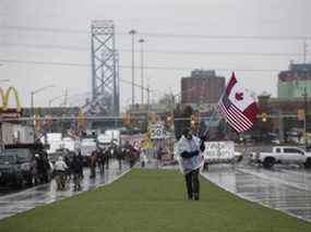 Des manifestants et des partisans assistent à un blocus au pied du pont Ambassador, bloquant le flux de trafic commercial sur le pont vers le Canada depuis Detroit, le 11 février 2022 à Windsor, Canada.