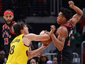 Scottie Barnes # 4 et Gary Trent Jr. # 33 des Raptors de Toronto se défendent contre Danilo Gallinari # 8 des Atlanta Hawks au cours de la première mi-temps au State Farm Arena le 26 février 2022 à Atlanta, en Géorgie.