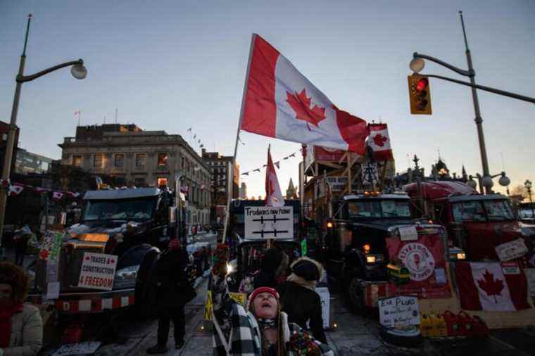 Les flics avertissent les manifestants du centre-ville d’Ottawa de «quitter la zone maintenant»