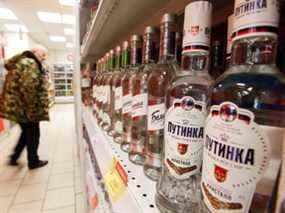 Bouteilles de vodka russe dans un supermarché à Moscou.