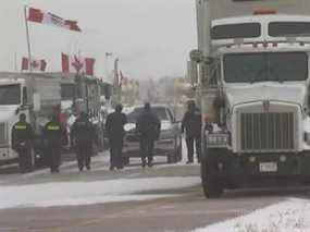 Capture d'écran de CTV de la GRC au blocus de Coutts contre les camionneurs et d'autres personnes protestant contre les mesures COVID-19 au passage frontalier sud de l'Alberta.  TVC