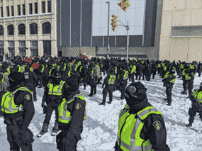 La police affronte des manifestants près du Centre Rideau à Ottawa le 18 février 2022.