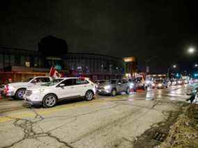 Les manifestants bloquent la dernière entrée du pont Ambassador, qui relie Detroit et Windsor, le fermant efficacement alors que les camionneurs et leurs partisans continuent de protester contre les mandats de vaccination contre la COVID-19, à Windsor, en Ontario, le mercredi 9 février 2022.