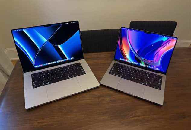 Les MacBook Pro 14 et 16 pouces côte à côte.  Les deux <a href=