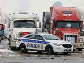 Les camionneurs et leurs partisans continuent de protester contre les mandats de vaccination contre la COVID-19, à Ottawa, le 8 février 2022. REUTERS/Blair Gable