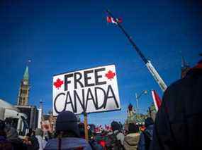 Les manifestants se rassemblent sur la Colline du Parlement et au centre-ville d'Ottawa pour la manifestation Freedom Convoy, le dimanche 30 janvier 2022