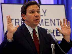 Le gouverneur de Floride, Ron DeSantis, tient une conférence de presse au campus nord du Miami Dade College le 26 janvier 2022 à Miami, en Floride.