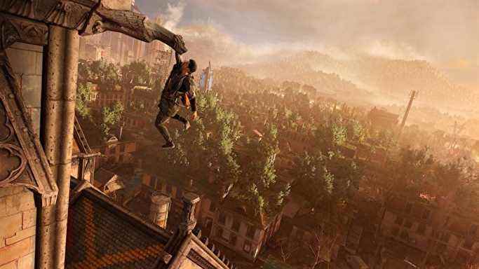 Dans Dying Light 2, un personnage est suspendu précairement par une main d'un point de vue élevé au-dessus de la ville.