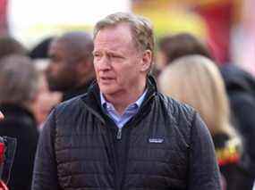 Le commissaire de la NFL, Roger Goodell, assiste au match de championnat de l'AFC entre les Chiefs et les Bengals au Arrowhead Stadium de Kansas City, Mo., le 30 janvier 2022.