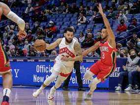 Fred VanVleet des Raptors dribble contre le CJ McCollum des Pélicans de la Nouvelle-Orléans au cours de la première mi-temps au Smoothie King Center le lundi 14 février 2022.