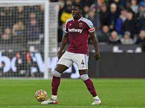 Le défenseur français de West Ham United, Kurt Zouma, contrôle le ballon lors du match de Premier League anglaise entre West Ham et Watford au stade de Londres, à Londres, en Angleterre, le mardi 8 février 2022.