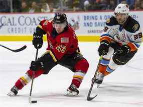 L'attaquant des Flames de Calgary Jakob Pelletier, à gauche, marque en moyenne un point par match en tant que recrue dans la Ligue américaine de hockey.