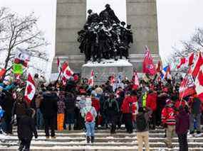 Les manifestations contre le mandat des vaccins se sont poursuivies à Ottawa ce week-end.  Samedi, la clôture qui avait entouré le Monument commémoratif de guerre du Canada.  a été éliminé.  ERROL MCGIHON, Postmédia