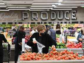 Les gens font leurs courses dans un supermarché de Glendale, en Californie.