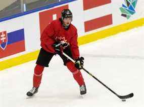 Le meilleur défenseur du Canada devrait être Owen Power, 19 ans, le premier choix au total des Sabres en 2021. Owen Power patine lors d'un entraînement d'Équipe Canada avant le Championnat mondial junior 2022 de l'IIHF au Downtown Community Arena de Rogers Place à Edmonton, le mercredi 22 décembre 2021.