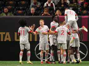 Les coéquipiers du Toronto FC célèbrent un but de l'attaquant Jordan Perruzza.