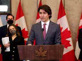 Le premier ministre Justin Trudeau commente la manifestation en cours des camionneurs lors d'une conférence de presse sur la colline du Parlement à Ottawa, le lundi 14 février 2022.