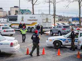 La Sûreté du Québec et la police de Laval enquêtent sur la scène où le chef de la mafia Lorenzo Giordano a été abattu en 2016.