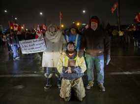 Les manifestants bloquent les routes près du pont Ambassador (vu en arrière-plan).