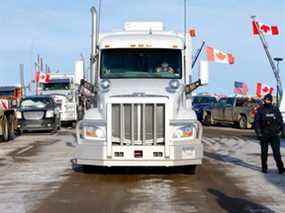 Le barrage routier se dirigeant vers le passage frontalier de Coutts en Alberta.