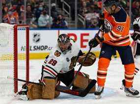 Evander Kane (91 ans) des Oilers d'Edmonton affronte le gardien de but des Blackhawks de Chicago Marc-André Fleury (29 ans) lors de la troisième période d'action de la LNH à Rogers Place à Edmonton, le mercredi 9 février 2022. Photo de