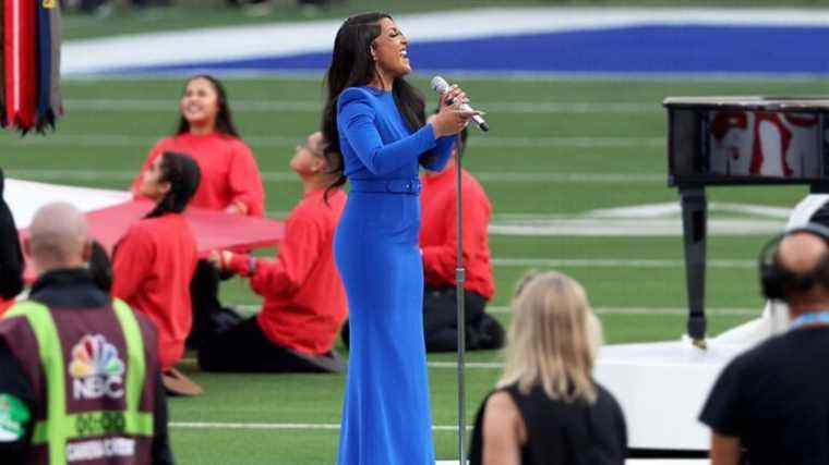 Mickey Guyton donne le coup d'envoi du Super Bowl LVI avec une performance de l'hymne national
