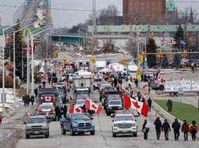 Les manifestants et les partisans tiennent un blocus au pied du pont Ambassador, bloquant le flux de trafic commercial sur le pont vers le Canada depuis Detroit jeudi à Windsor.