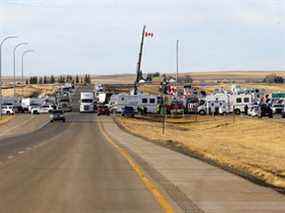 Le barrage routier sur l'autoroute 4 à l'extérieur de Milk River se dirige vers le poste frontalier de Coutts alors que les manifestants continuent de ralentir la circulation mais gardent toujours une voie ouverte dans les deux sens le mardi 8 février 2022.