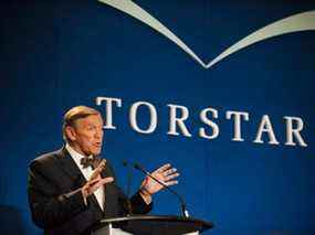 Le président du conseil d'administration de Torstar, John Honderich, s'adresse aux actionnaires lors de leur assemblée générale annuelle à Toronto, le mercredi 7 mai 2014. LA PRESSE CANADIENNE/Aaron Vincent