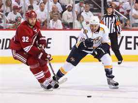 Brandon Yip # 18 des Predators de Nashville patine avec la rondelle devant Michal Rozsival # 32 des Coyotes de Phoenix dans le premier match des demi-finales de la Conférence de l'Ouest lors des séries éliminatoires de la Coupe Stanley de la LNH 2012 au Jobing.com Arena le 27 avril 2012 à Glendale, Arizona .