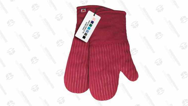 Obtenez ces gros gants de cuisine rouges pour faire semblant d’avoir des pinces de crabe pour seulement 12 $