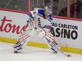 Le gardien des Rangers de New York Igor Shesterkin joue la rondelle.