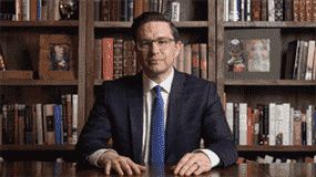 Une capture d'écran de la vidéo de Pierre Poilievre annonçant sa candidature à la direction du Parti conservateur du Canada.  L'analyse sommaire de la collection de livres de Poilievre par First Reading a trouvé 1984 de George Orwell, des biographies de Jules César et de Ronald Reagan, le récit en plusieurs volumes de Winston Churchill sur la Seconde Guerre mondiale et un manuel de géographie.