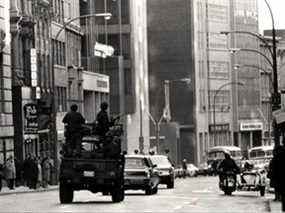 Troupes armées à Montréal pendant la crise d'octobre 1970.  Les Forces armées canadiennes ont déclaré qu'elles ne prévoyaient rien de tel pour s'occuper du Freedom Convoy.