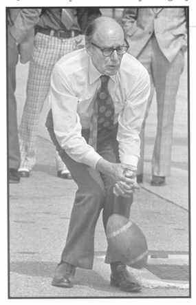 Robert Stanfield est aussi la raison pour laquelle les politiciens canadiens ne sont jamais, jamais autorisés à s'approcher des ballons de football lorsque des caméras sont présentes.