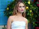 Lily James assiste à la première mondiale de 