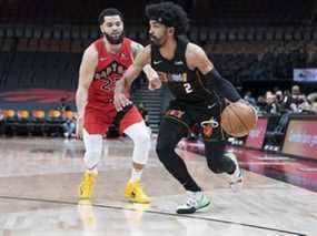 Le gardien de Miami Heat, Gabe Vincent, contrôle le ballon tandis que le gardien des Raptors de Toronto, Fred VanVleet, tente de se défendre au cours du premier quart à la Scotiabank Arena.