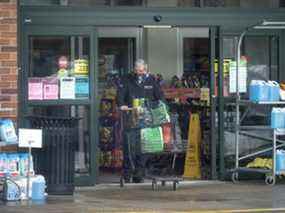 Des clients quittent l'épicerie Sobey's à Oakville.