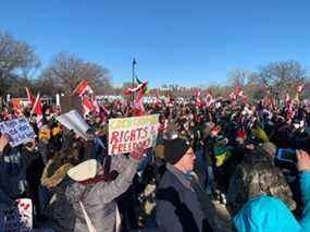 Les gens se rassemblent pour soutenir les camionneurs opposés aux mandats de vaccination au Palais législatif de la Saskatchewan à Regina, le samedi.  29 janvier 2022.