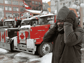 Un homme se couvre les oreilles en passant devant des camions qui klaxonnent à Ottawa jeudi.  On en sait beaucoup sur les risques du bruit pour la santé, notamment les maladies cardiovasculaires, les troubles cognitifs, les troubles du sommeil et les effets sur la santé mentale.