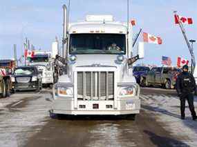 Le barrage routier sur les autoroutes 4 et 501 à l'extérieur de Milk River en direction du poste frontalier de Coutts est en cours et les camions traversent toujours une voie le vendredi 4 février 2022.