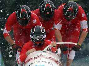 Pierre Lueders, Justin Kripps, Jesse Lumsden et Neville Wright du Canada concourent lors de l'épreuve de bobsleigh à quatre aux Jeux olympiques d'hiver de Vancouver 2010 le 26 février 2010 à Whistler, en Colombie-Britannique.