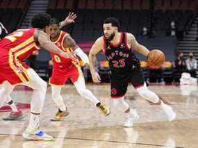 Le garde des Raptors de Toronto Fred VanVleet (23) se dirige vers le filet contre l'attaquant des Hawks d'Atlanta De'Andre Hunter (12) et le garde Delon Wright (0) au cours de la seconde moitié à la Scotiabank Arena.