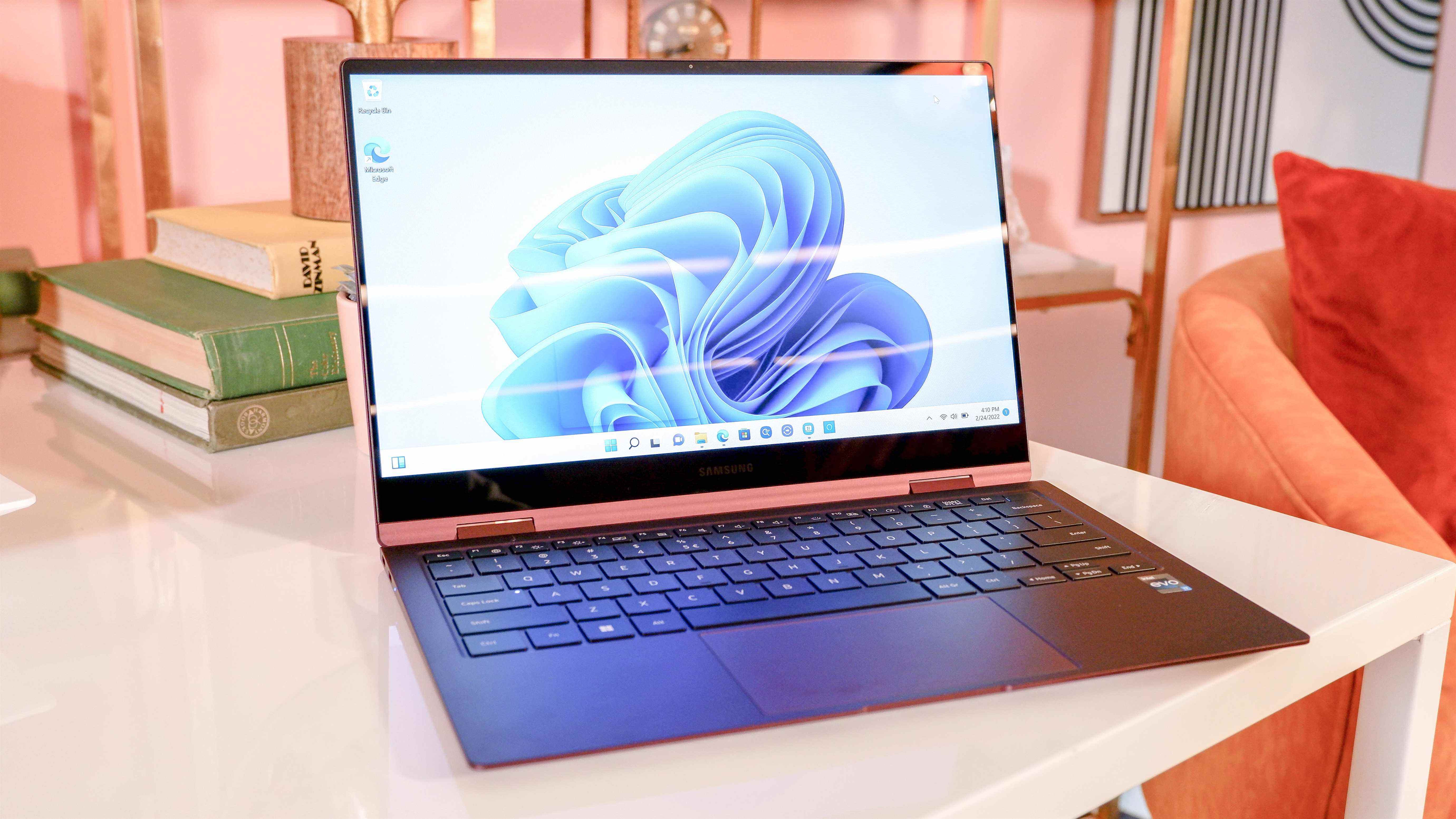 Samsung Galaxy Book2 Pro 360 sur une table