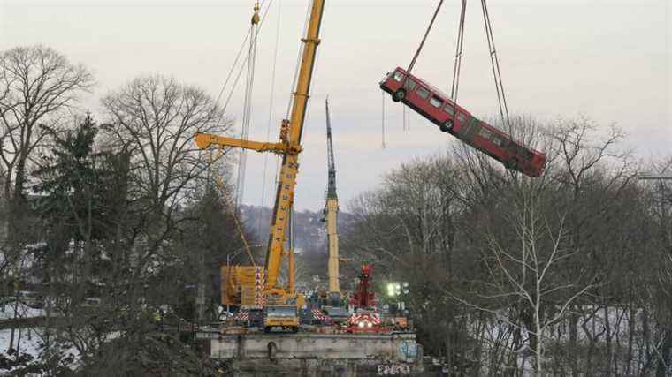 Récupérer le bus de ce pont effondré de Pittsburgh a été un énorme effort