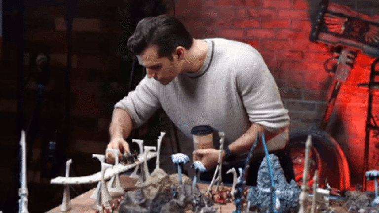 Regardez Henry Cavill complètement geek à la maison de Warhammer