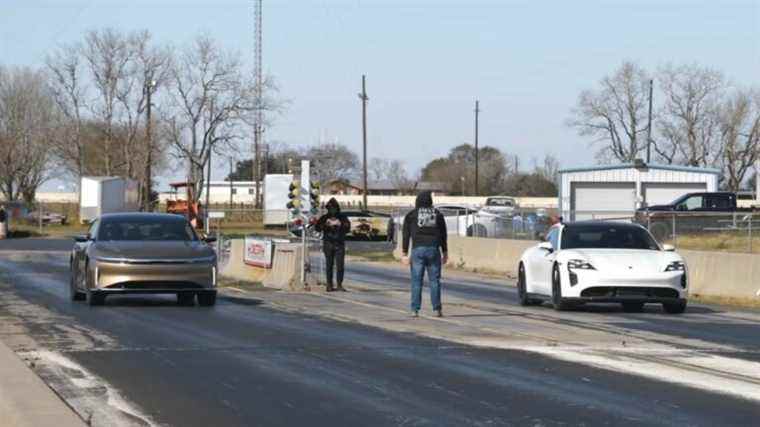 Regardez la Lucid Air Cream de la Porsche Taycan dans une course de dragsters