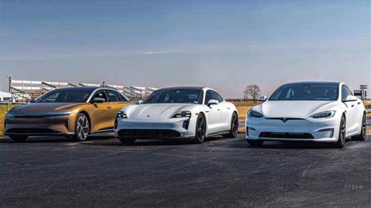 Regardez les véhicules électriques Tesla, Lucid et Porsche s’affronter dans une course de dragsters