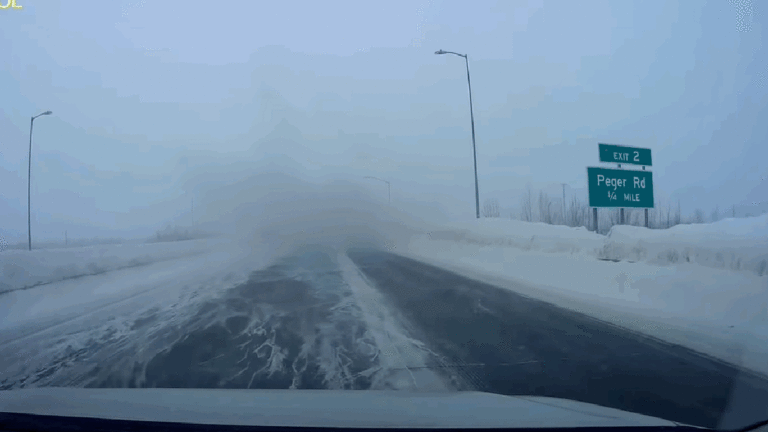 Regardez un accident de voiture émerger des brumes comme quelque chose de Silent Hill